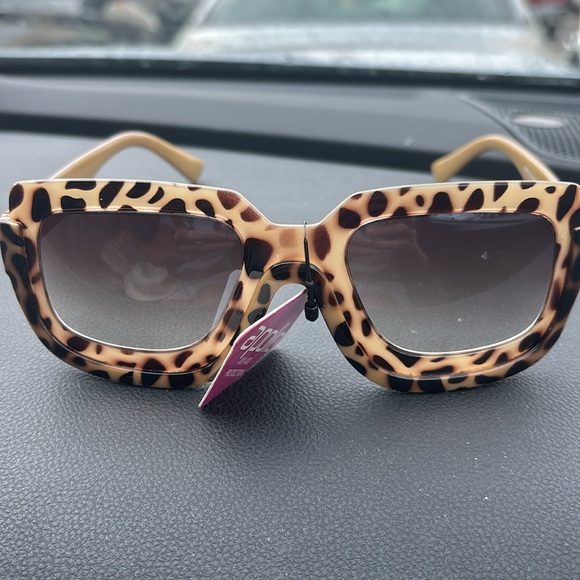 Super cute sunglasses 🕶️ - Picture 2 of 4